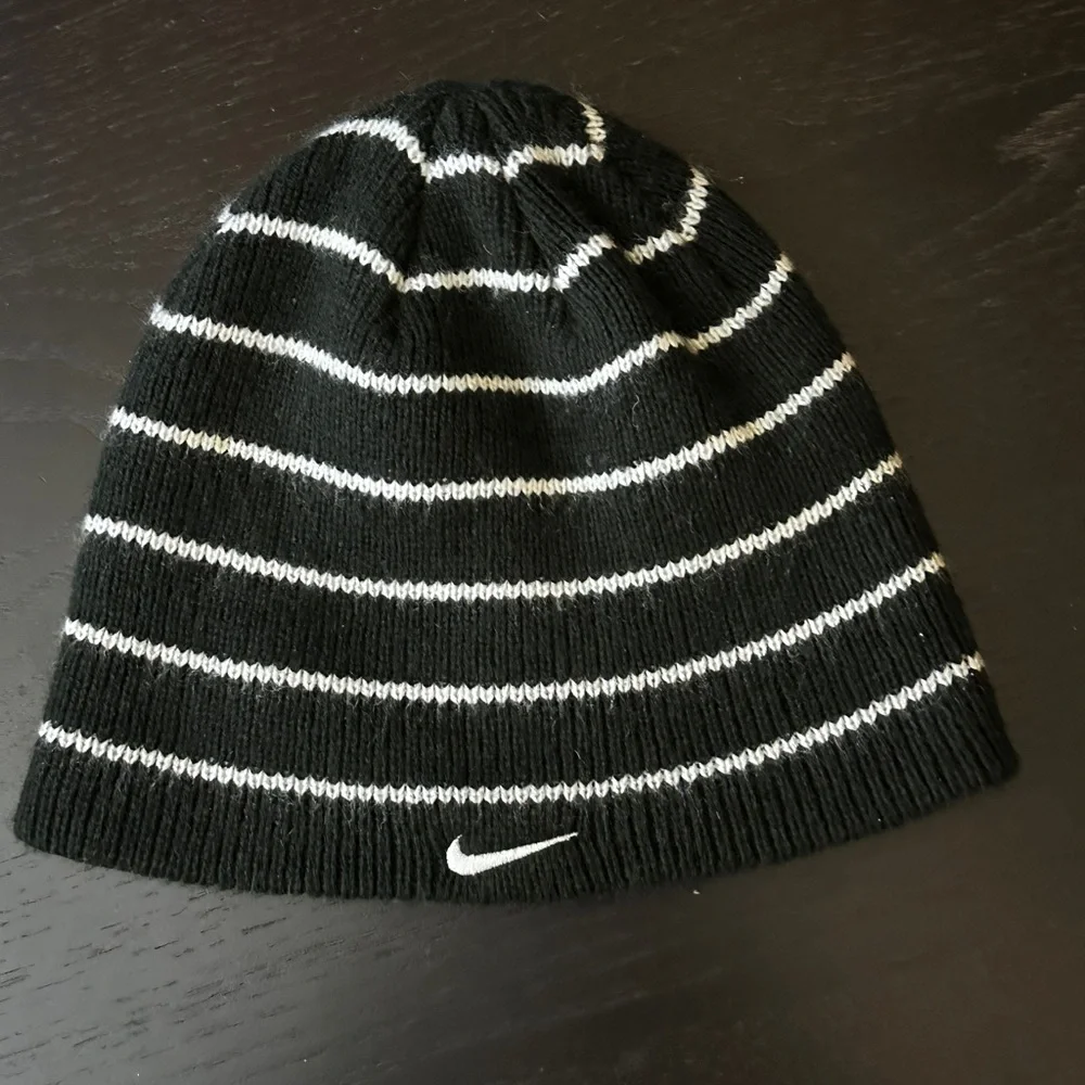 Nike Youth beanie black and white striped
